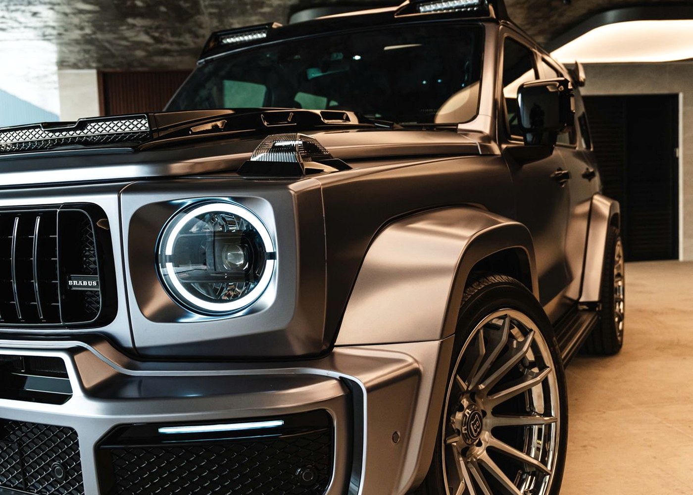 Tank 300 Estilo Brabus frente e roda