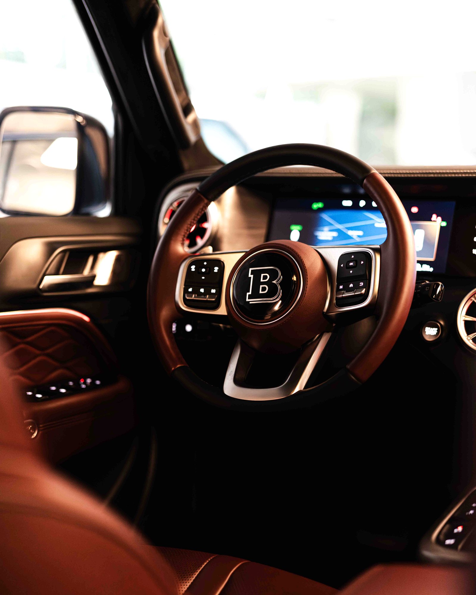 Interior premium com couro e iluminação ambiente