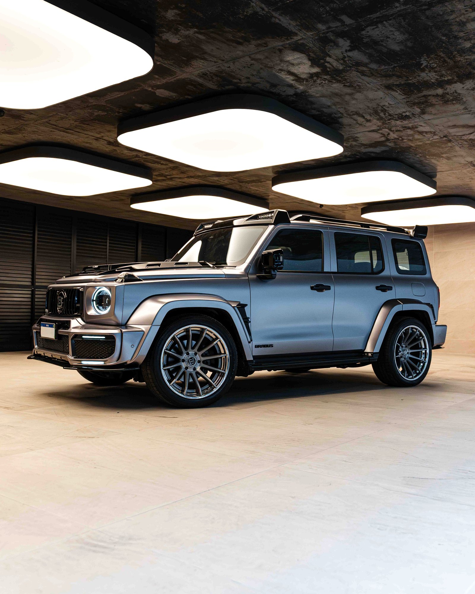 SUV premium personalizado em garagem