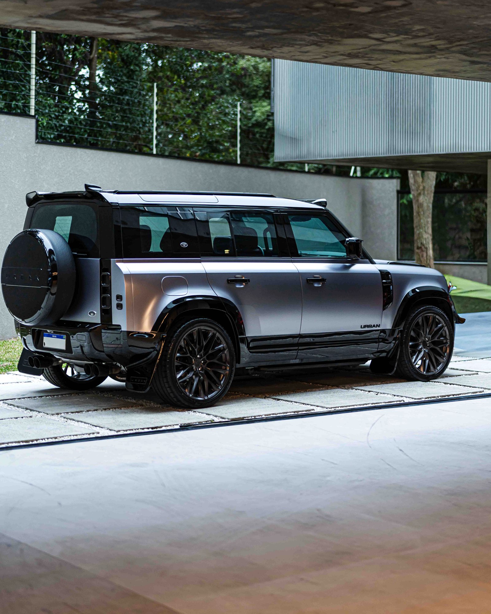 Defender Urban em garagem premium